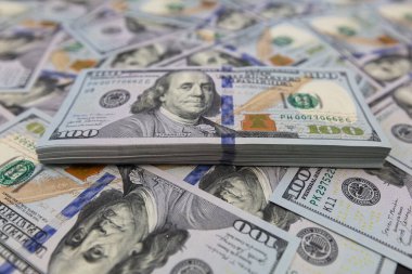 Tasarım amaçlı arkaplan üzerine 100 dolarlık banknot yığını
