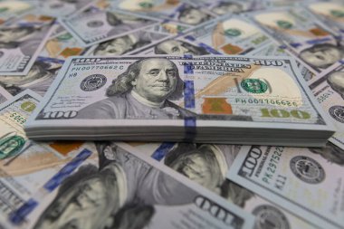 Tasarım amaçlı arkaplan üzerine 100 dolarlık banknot yığını