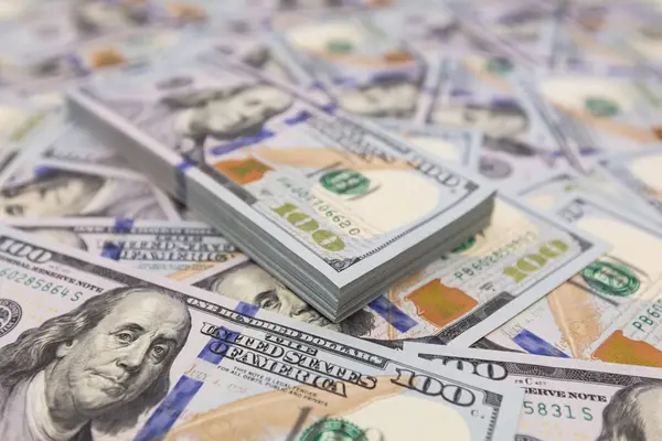 Tasarım amaçlı arkaplan üzerine 100 dolarlık banknot yığını