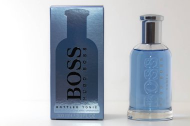 Lviv, Ukrayna - 18 Nisan 2024: Hugo Boss Şişe Tonik Eau de tuvalet şişesi