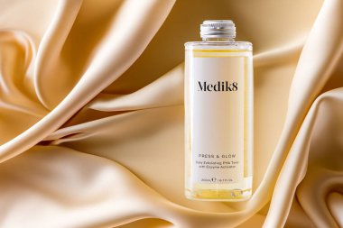 Lviv, Ukrayna - 18 Nisan 2024: Medik8 Press ve Glow Will Daily Exfoliating PHA Tonic with Enzyme Activator