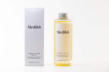 Lviv, Ukrayna - 18 Nisan 2024: Medik8 Press ve Glow Will Daily Exfoliating PHA Tonic with Enzyme Activator