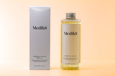 Lviv, Ukrayna - 18 Nisan 2024: Medik8 Press ve Glow Will Daily Exfoliating PHA Tonic with Enzyme Activator
