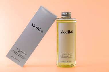 Lviv, Ukrayna - 18 Nisan 2024: Medik8 Press ve Glow Will Daily Exfoliating PHA Tonic with Enzyme Activator