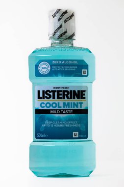 Lviv, Ukrayna - 18 Nisan 2024: Listerine Cool Naneli Ağız Temizleme Etkisi