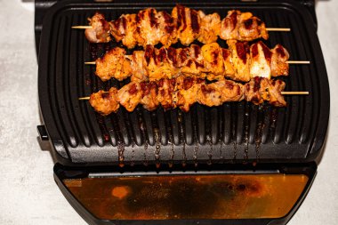 Tasarım amacıyla elektrikli ızgarada hazırlanmış et yakınlaştırma