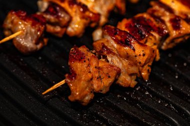 Tasarım amacıyla elektrikli ızgarada hazırlanmış et yakınlaştırma