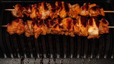 Tasarım amacıyla elektrikli ızgarada hazırlanmış et yakınlaştırma