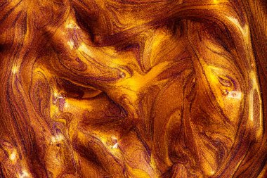 Tasarım amacı için altın sıvısı metalik akrilik boya dokulu arka plan