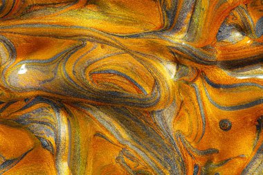 Altın ve gümüş sıvısı metalik boyanın yakın plan tasarım amacı için desenli arka plan