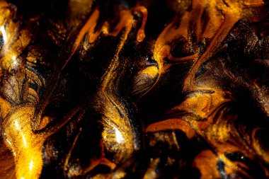 Altın ve siyah sıvı metalik boyanın yakın plan tasarım amacı için desenli arka plan