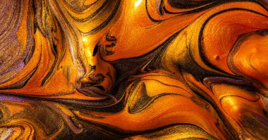 Altın ve siyah sıvı metalik boyanın yakın plan tasarım amacı için desenli arka plan