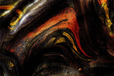 Altın, kırmızı ve siyah sıvı metalik boyanın yakın plan tasarım amacı için desenli arka plan