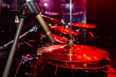 Lviv, Ukrayna - 24 Nisan 2024: Sabian zilleri konser sahnesinde