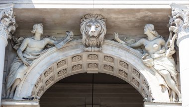 Lviv, Ukrayna - 27 Nisan 2024: Lviv opera binasının kapatılması