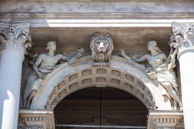 Lviv, Ukrayna - 27 Nisan 2024: Lviv opera binasının kapatılması