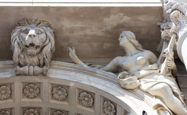 Lviv, Ukrayna - 27 Nisan 2024: Lviv opera binasının kapatılması