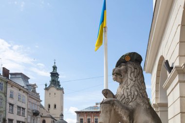 Ukrayna 'daki Ukrayna askeri beredeki aslan anıtı Ukrayna' daki Lviv belediye binası yakınlarında.