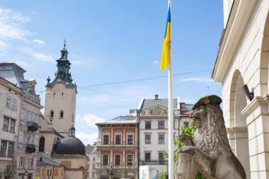 Ukrayna 'daki Ukrayna askeri beredeki aslan anıtı Ukrayna' daki Lviv belediye binası yakınlarında.