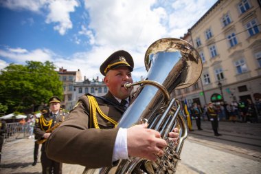 Lviv, Ukrayna - 27 Nisan 2024: Lviv Pazar Meydanı 'nda Askeri Bando 2024