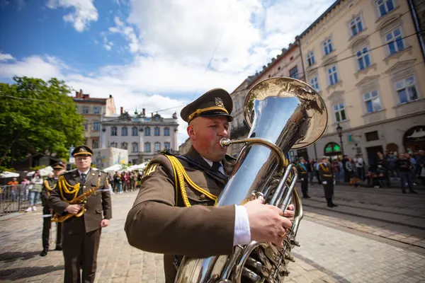 Lviv, Ukrayna - 27 Nisan 2024: Lviv Pazar Meydanı 'nda Askeri Bando 2024