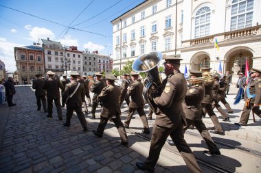 Lviv, Ukrayna - 27 Nisan 2024: Lviv Pazar Meydanı 'nda Askeri Bando 2024