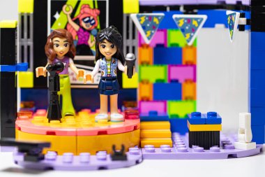 Lviv, Ukrayna - 29 Nisan 2024: Lego Dostları Karaoke Müzik Partisi