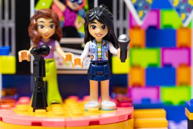 Lviv, Ukrayna - 29 Nisan 2024: Lego Dostları Karaoke Müzik Partisi