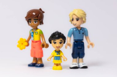 Lviv, Ukrayna - 29 Nisan 2024: Lego Arkadaşlar ailesinin mini figürleri
