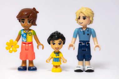 Lviv, Ukrayna - 29 Nisan 2024: Lego Arkadaşlar ailesinin mini figürleri