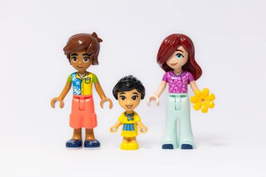 Lviv, Ukrayna - 29 Nisan 2024: Lego Arkadaşlar ailesinin mini figürleri
