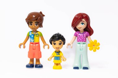 Lviv, Ukrayna - 29 Nisan 2024: Lego Arkadaşlar ailesinin mini figürleri