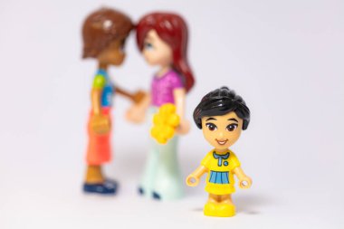Lviv, Ukrayna - 29 Nisan 2024: Lego Arkadaşlar ailesinin mini figürleri