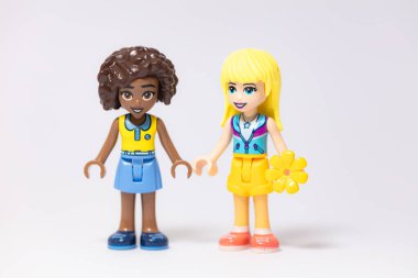 Lviv, Ukrayna - 29 Nisan 2024: Lego Dost Kızlar mini figürleri