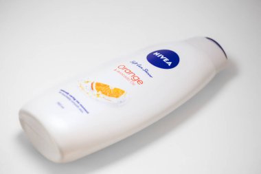 Lviv, Ukrayna - 1 Mayıs 2024: Nivea Orange ve Avokado Yağlı Bakım Jeli