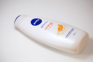 Lviv, Ukrayna - 1 Mayıs 2024: Nivea Orange ve Avokado Yağlı Bakım Jeli