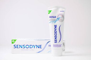 Lviv, Ukrayna - 1 Mayıs 2024: Sensodyne Duyarlılık Yardım Derneği Günlük Diş Tamiri Yapıştırıcısı