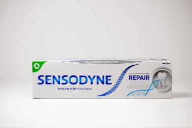Lviv, Ukrayna - 1 Mayıs 2024: Sensodyne Duyarlılık Yardım Derneği Günlük Diş Tamiri Yapıştırıcısı