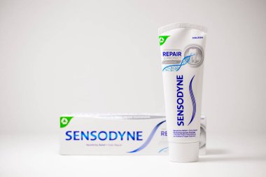 Lviv, Ukrayna - 1 Mayıs 2024: Sensodyne Duyarlılık Yardım Derneği Günlük Diş Tamiri Yapıştırıcısı