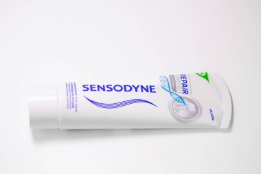 Lviv, Ukrayna - 1 Mayıs 2024: Sensodyne Duyarlılık Yardım Derneği Günlük Diş Tamiri Yapıştırıcısı