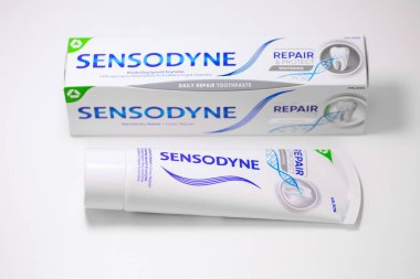 Lviv, Ukrayna - 1 Mayıs 2024: Sensodyne Duyarlılık Yardım Derneği Günlük Diş Tamiri Yapıştırıcısı
