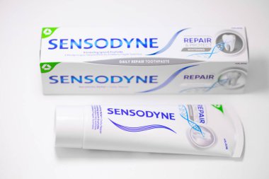 Lviv, Ukrayna - 1 Mayıs 2024: Sensodyne Duyarlılık Yardım Derneği Günlük Diş Tamiri Yapıştırıcısı