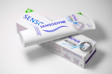 Lviv, Ukrayna - 1 Mayıs 2024: Sensodyne Duyarlılık Yardım Derneği Günlük Diş Tamiri Yapıştırıcısı