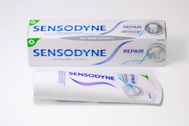 Lviv, Ukrayna - 1 Mayıs 2024: Sensodyne Duyarlılık Yardım Derneği Günlük Diş Tamiri Yapıştırıcısı