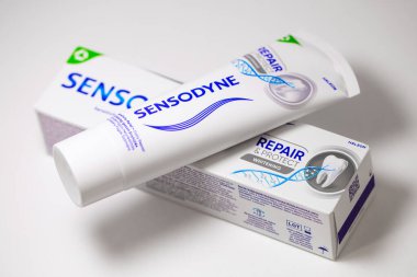 Lviv, Ukrayna - 1 Mayıs 2024: Sensodyne Duyarlılık Yardım Derneği Günlük Diş Tamiri Yapıştırıcısı