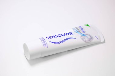 Lviv, Ukrayna - 1 Mayıs 2024: Sensodyne Duyarlılık Yardım Derneği Günlük Diş Tamiri Yapıştırıcısı