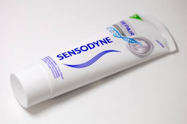 Lviv, Ukrayna - 1 Mayıs 2024: Sensodyne Duyarlılık Yardım Derneği Günlük Diş Tamiri Yapıştırıcısı