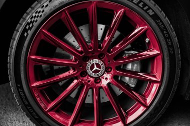 Stuttgart, Almanya - Haziran 2023 Mercedes-Benz tekerleği. Mercedes amg karbon seramik frenler. Michelin lastikleri