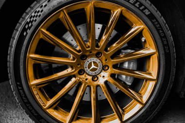 Stuttgart, Almanya - Haziran 2023 Mercedes-Benz tekerleği. Mercedes amg karbon seramik frenler. Michelin lastikleri