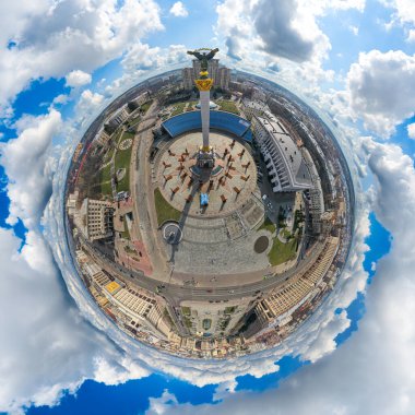 Kyiv 'deki Independence Meydanı' nda İHA 'dan 360 derece görüş. Minyatür gezegen Kyiv.